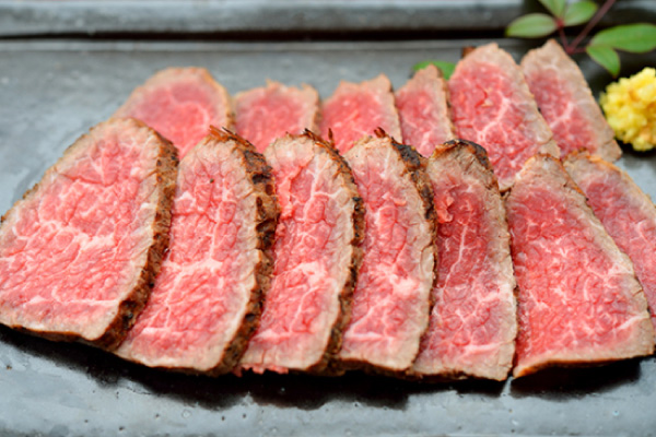 “サシで分かる極上品”霜降り和牛のたたき
